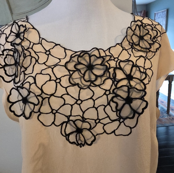 Club Monaco Women's 100% Silk Peach Top Black Floral Appliqué Size Large Shirt - Picture 2 of 9